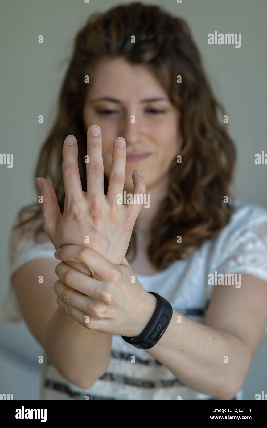 Frau mit Arthritis in den Händen. Stockfoto