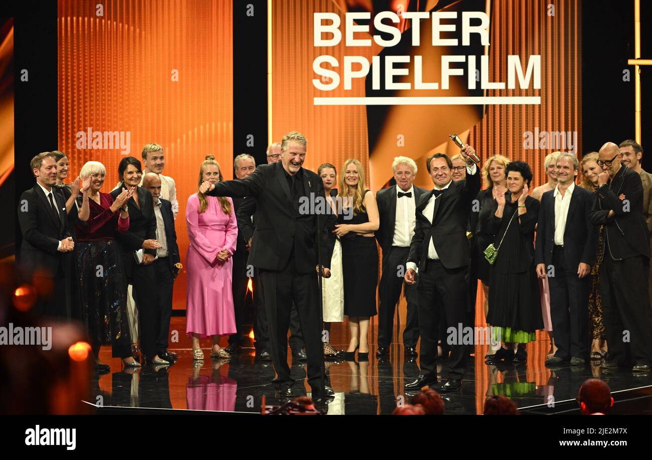 Berlin, Deutschland. 24.. Juni 2022. Verleihung des Deutschen Filmpreises 'Lola' 2022 in den Messehallen am Funkturm. Die Produzenten Michael Souvignier (l) und Till Derenbach feiern mit dem Film "lieber Thomas" den Gewinn der Lola in der Kategorie "Bester Spielfilm". Kredit: Britta Pedersen/dpa/Alamy Live Nachrichten Stockfoto