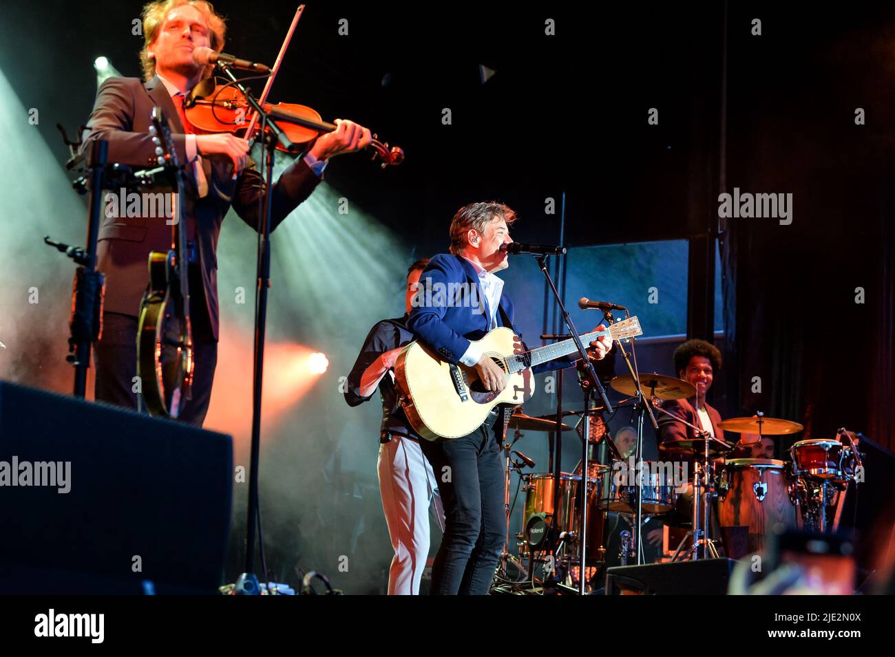 Sänger Bart Peeters tritt am ersten Tag des Genk auf der Bühne Free Music Festival in Genk, Freitag, 24. Juni 2022. BELGA FOTO JILL DELSAUX Stockfoto