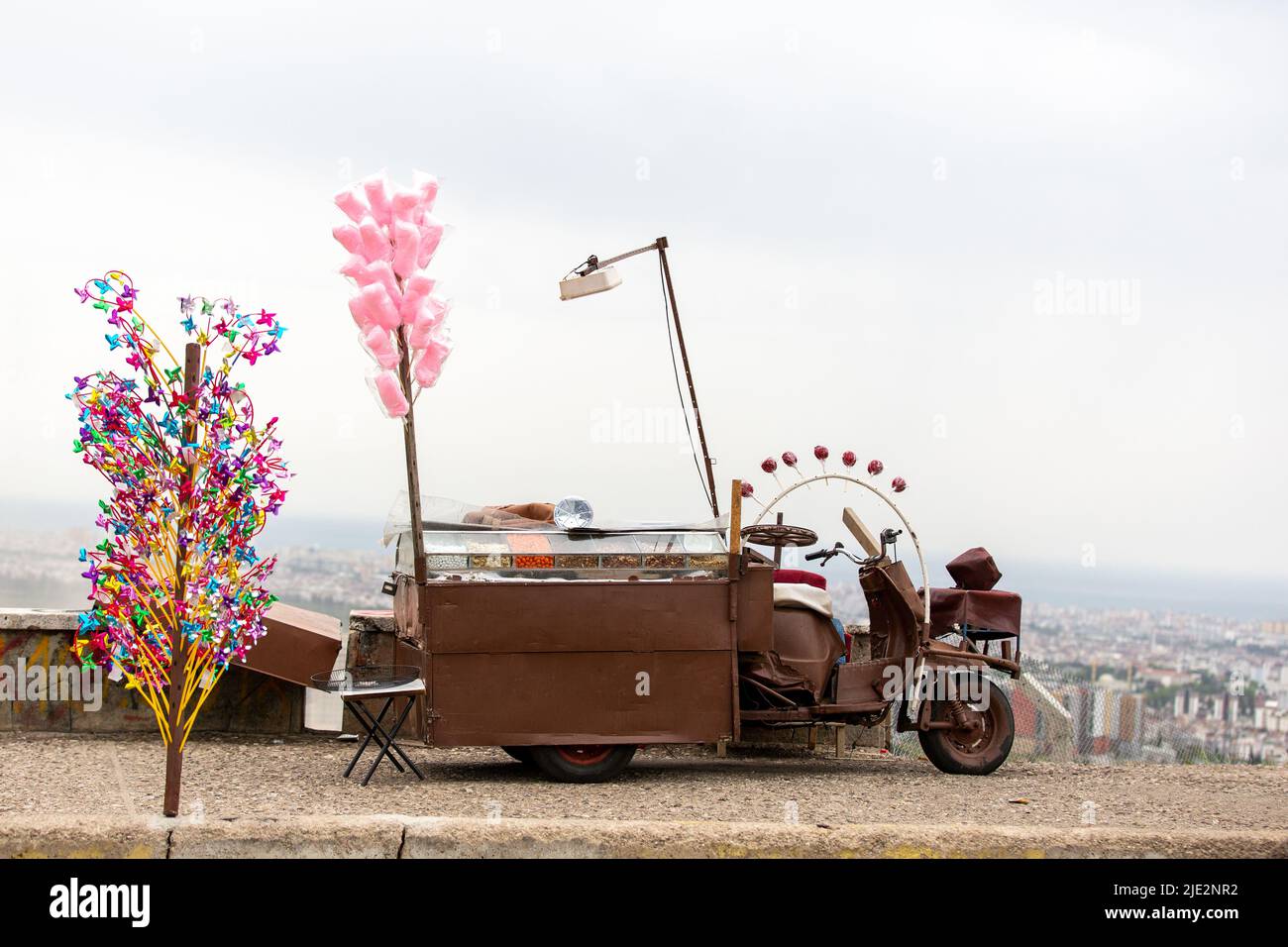 Der Wagen eines Hausverkäufers verkauft Nüsse und Zuckerwatte Stockfoto