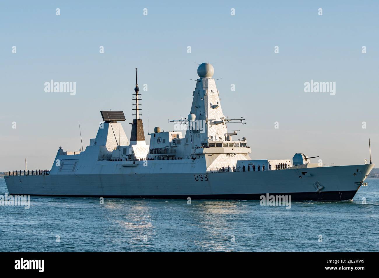 Der Luftverteidigungszerstörer HMS Dauntless (D33) der Royal Navy Typ 45 kehrte am 22/6/2022 nach einer Motorüberholung in Liverpool, Großbritannien, nach Portsmouth zurück. Stockfoto