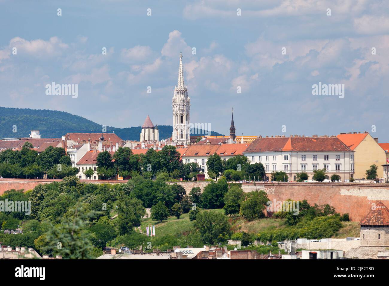 Budapest, Ungarn - 21 2018. Juni: Die Kirche der Himmelfahrt der Budaer Burg, besser bekannt als die Matthiaskirche. Stockfoto