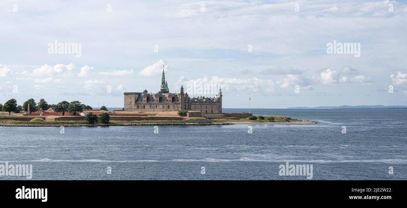 Panoramablick über das Meer auf Schloss Kronborg, Helsingor, Dänemark, 20. Juni 2022 Stockfoto