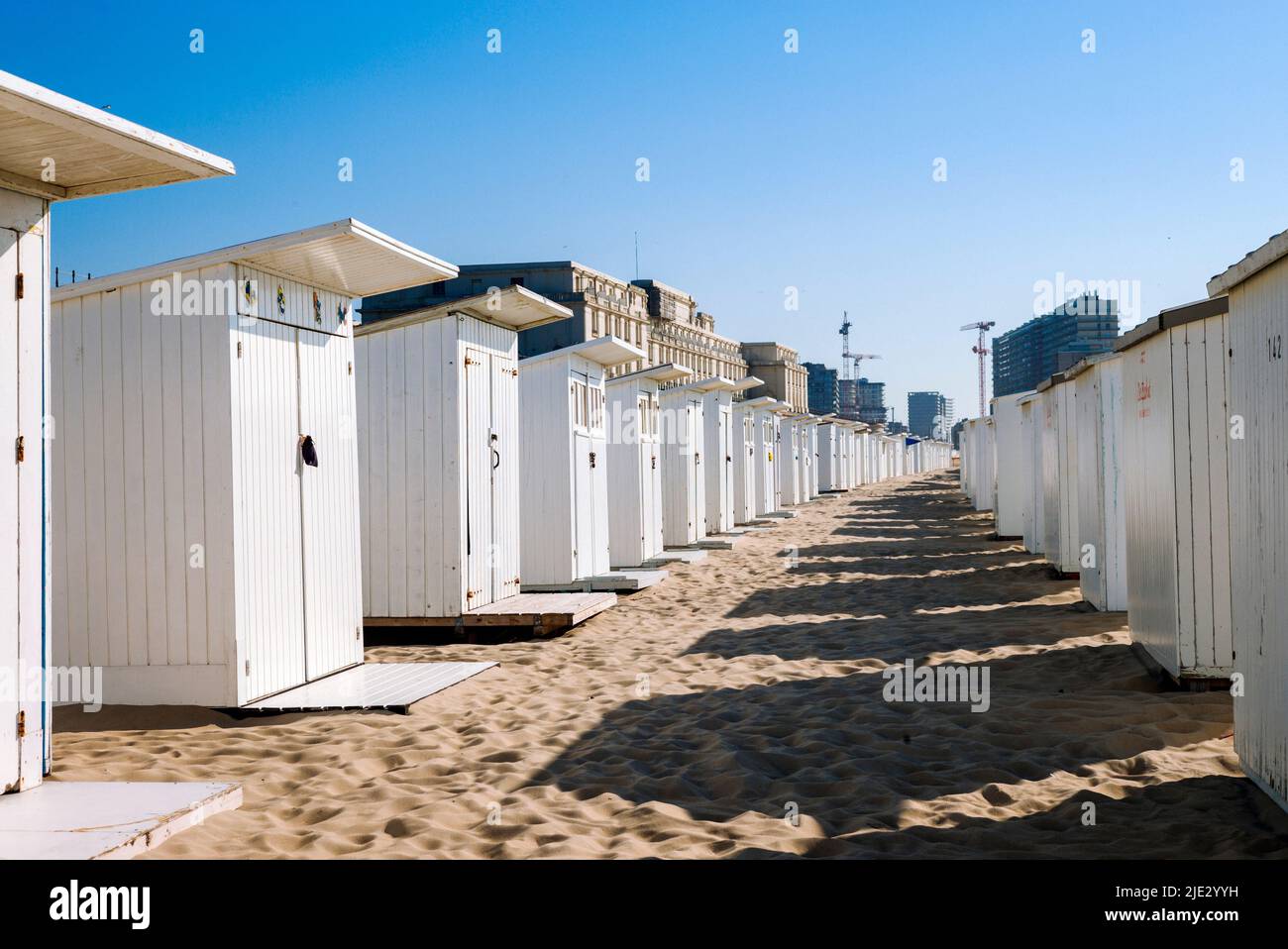 Strandliegen am Strand von Ostende/Belgische Atlantikküste Stockfoto