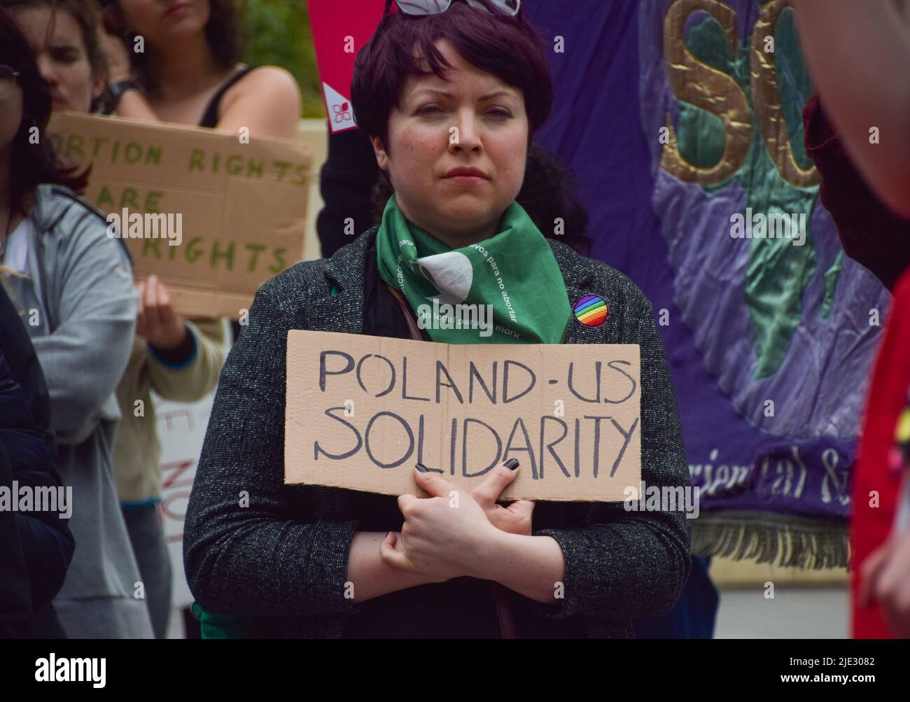 London, England, Großbritannien. 24.. Juni 2022. Eine Frau trägt ein Schild mit der Aufschrift „Solidarität zwischen Polen und den USA“. Demonstranten versammelten sich vor der US-Botschaft in London, als der Oberste Gerichtshof Roe gegen Wade umkippt und den Weg für das Abtreibungsverbot in einem Großteil der USA ebnet. (Bild: © Vuk Valcic/ZUMA Press Wire) Stockfoto