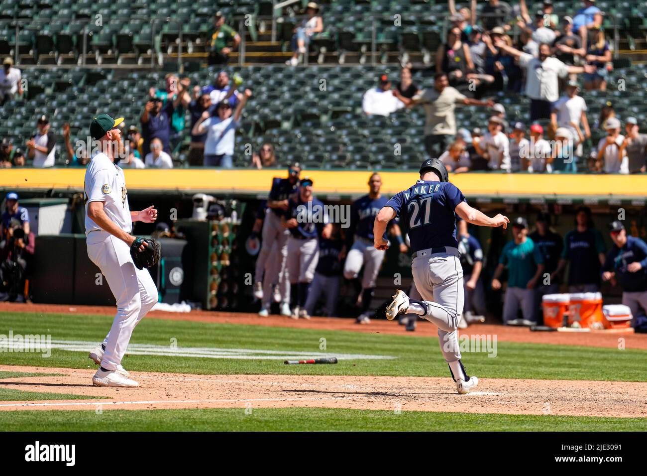 Oakland Athletics Pitcher A.J. PUK (33) läuft nach einem Fehler zur Heimplate, da der Seattle Mariners-Outfielder Jesse Winker (27) während eines MLB-Spiels punktet Stockfoto
