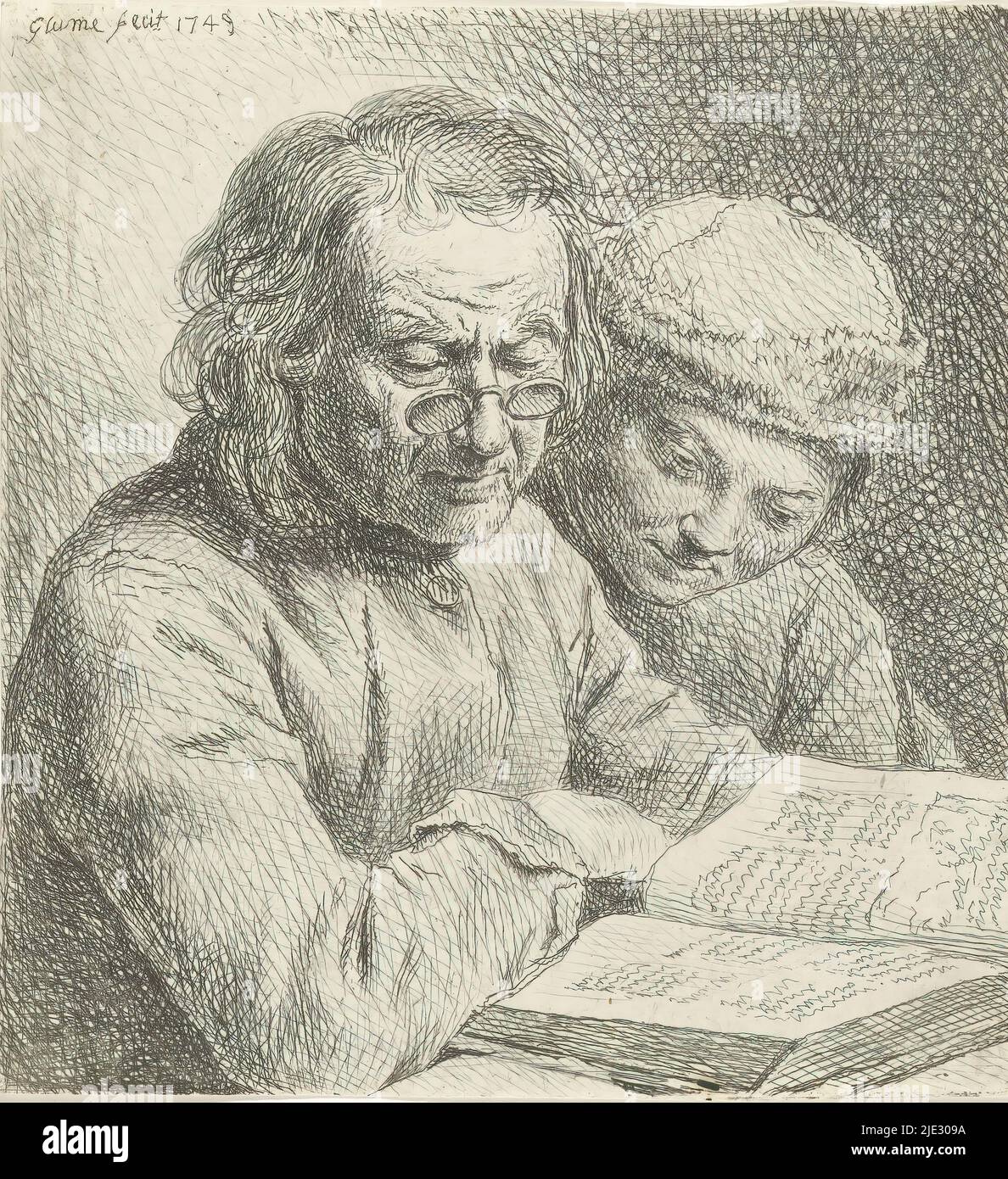 Mann und Junge lesen in einem Buch, ein Mann mit Brille liest in einem offenen Buch, das vor ihm auf dem Tisch liegt. Über der Schulter liest ein Knabe mit einem Hut., Druckerei: Johann Gottlieb Glume, (auf Objekt erwähnt), Deutschland, 1749, Papier, Ätzung, Höhe 124 mm × Breite 115 mm Stockfoto