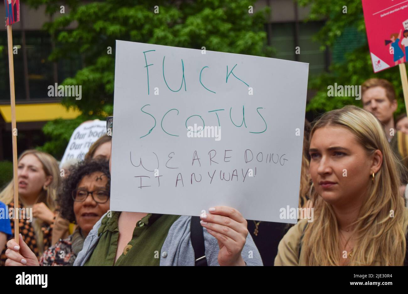 London, England, Großbritannien. 24.. Juni 2022. Eine Frau macht ihre Gefühle über SCOTUS bekannt. Demonstranten versammelten sich vor der US-Botschaft in London, als der Oberste Gerichtshof Roe gegen Wade umkippt und den Weg für das Abtreibungsverbot in einem Großteil der USA ebnet. (Bild: © Vuk Valcic/ZUMA Press Wire) Stockfoto