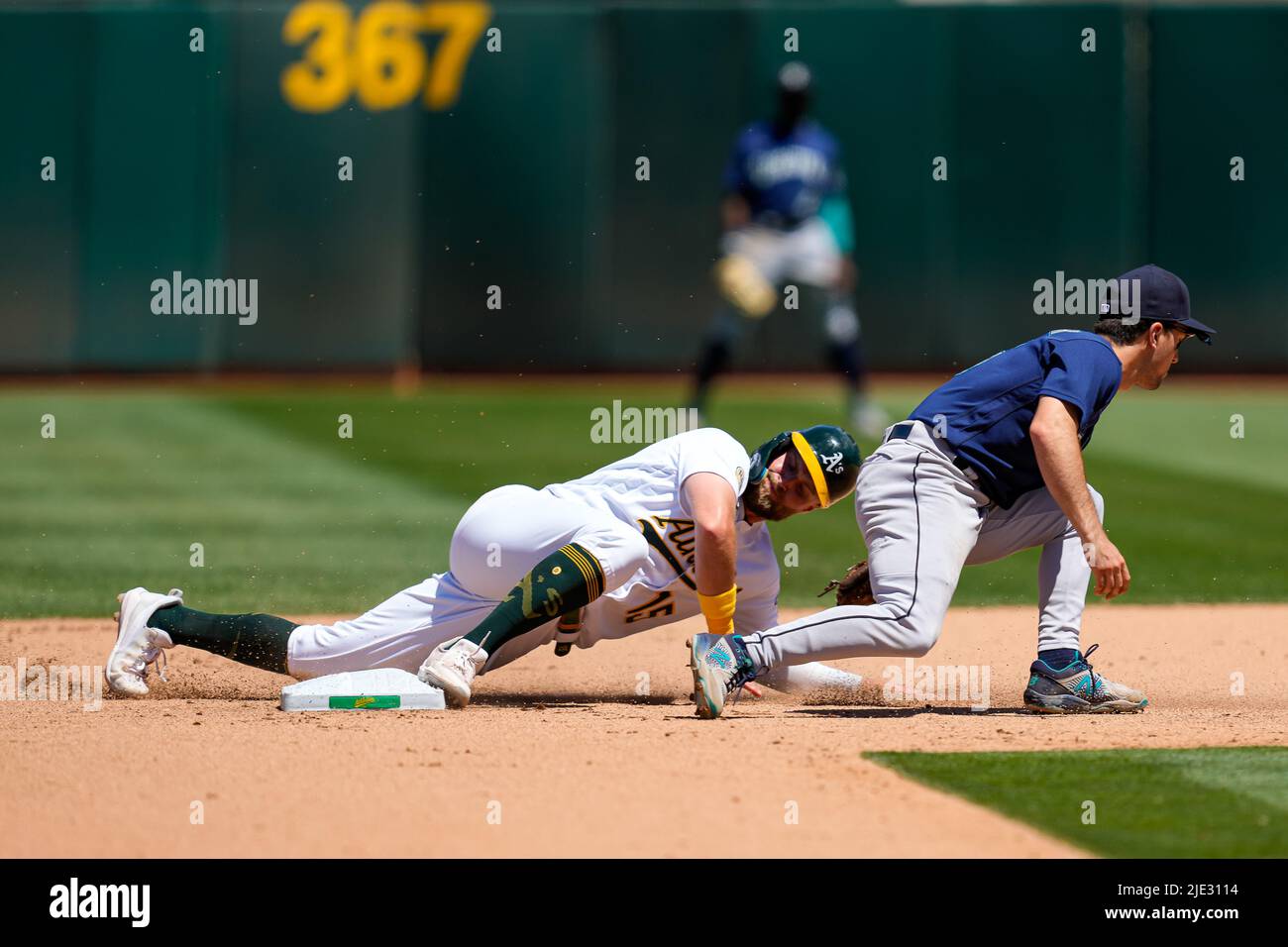 Der Oakland Athletics Infielder Seth Brown (15) rutscht während eines MLB-Spiels zwischen Seattle Mariners und Oakland Athletics im RingCentral in die zweite Basis Stockfoto