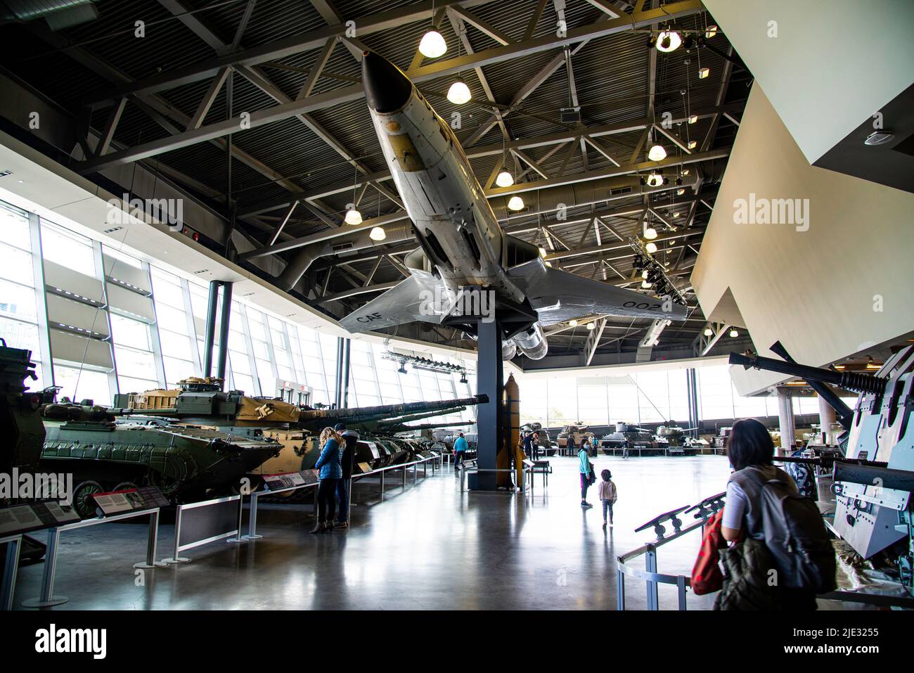 Ottawa, Kanada - April 17 2022: Kriegsmaschinen und Waffen im Canadian war Museum in Ottawa ausgestellt Stockfoto