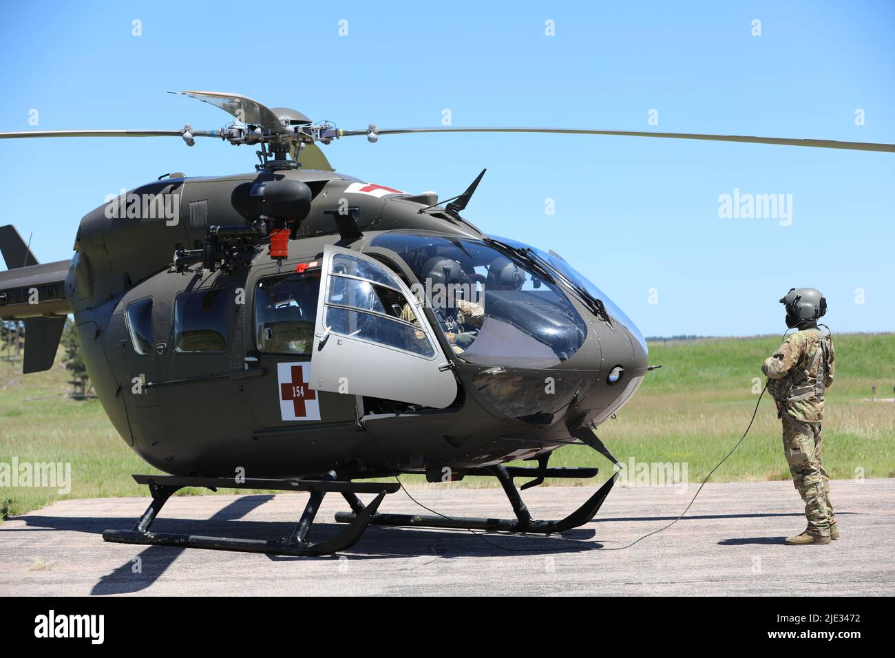 Soldaten, die Delta Company, 1. Bataillon, 112. Aviation Regiment, North Dakota Army National Guard, zugewiesen wurden, bereiten den Hubschrauber während der Golden Coyote Trainingsübung im Camp Rapid, South Dakota, 16. Juni 2022 auf den Flug vor. Golden Coyote ist eine dreiphasige, szenariogesteuerte Trainingsübung, die in den Black Hills von South Dakota und Wyoming durchgeführt wird und es den Kommandeuren ermöglicht, sich auf missionskritische Aufgabenanforderungen, Kriegeraufgaben und Kampfübungen zu konzentrieren. (USA Armeefoto von Pvt. Joanna Whittaker) Stockfoto