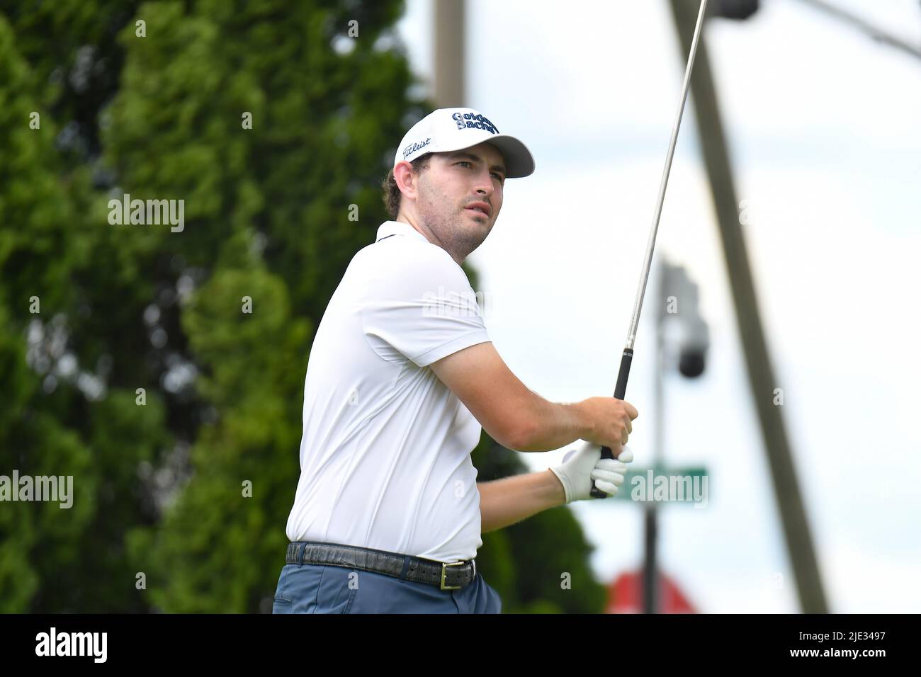 Freitag, 24. Juni 2022: Patrick Cantlay sieht während der zweiten Runde der Travelers Golf Championship in den TPC River Highlands in Cromwell, Connecticut, seinen Abschlag auf das 9.-Loch. Gregory Vasil/CSM Stockfoto