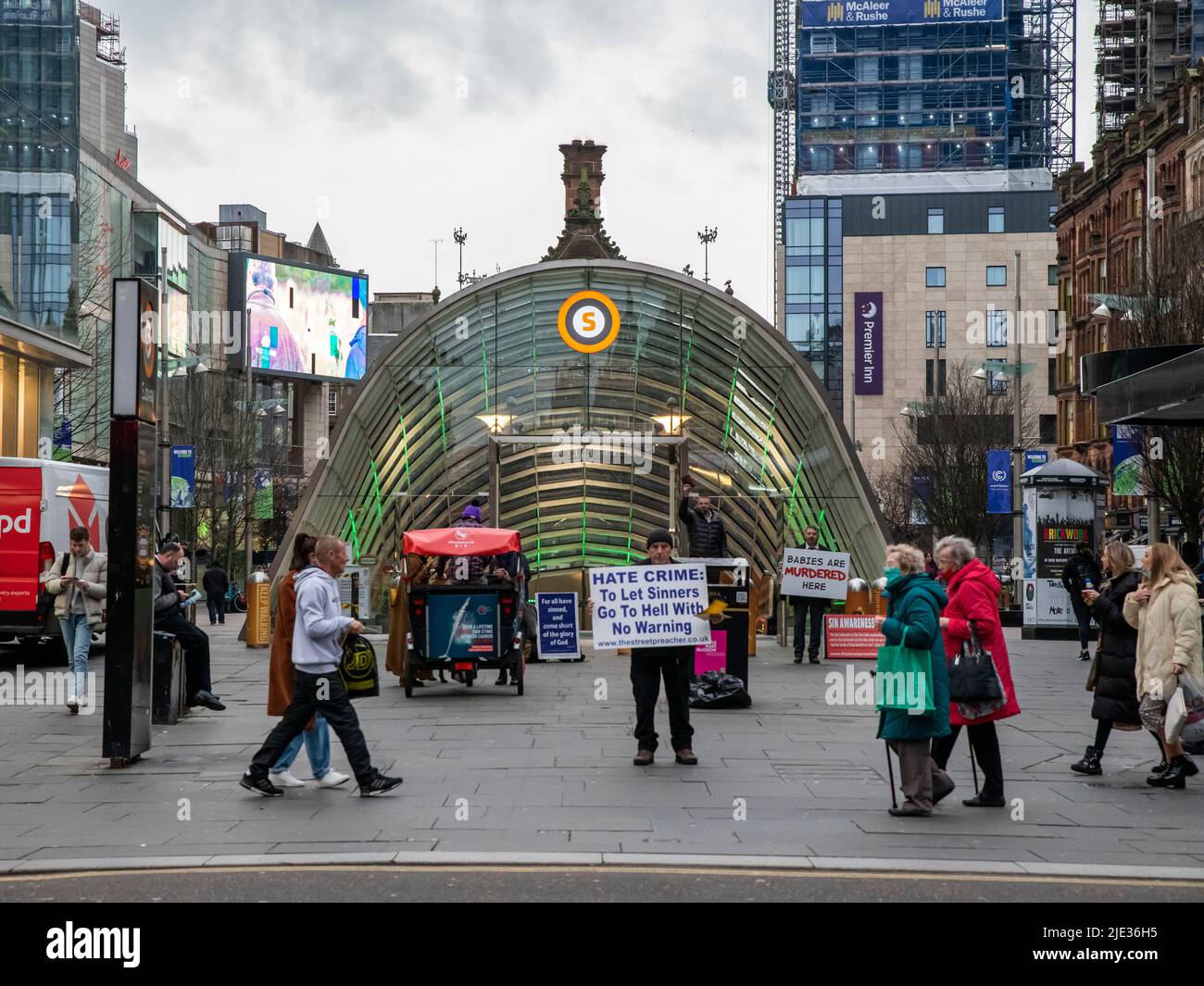 Glasgow, Schottland. VEREINIGTES KÖNIGREICH. 11.. November 2021: Ein Pro-Life-Prediger und seine Anhänger protestieren vor einer U-Bahn-Station. Stockfoto