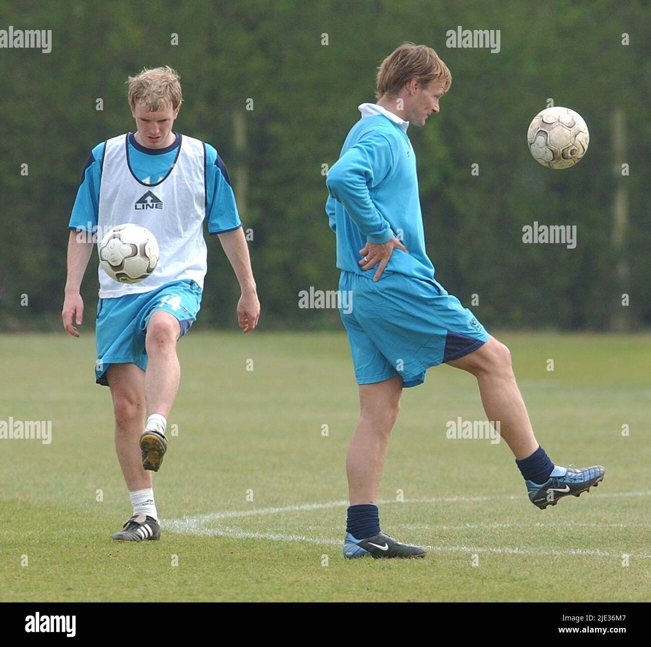 PORTSMOUTH TRAINING 15-04-04 MANCHESTER UNITED ALTE JUNGEN TEDDY SHERINGHAM UND JOHN CURTIS. PIC MIKE WALKER 2004 Stockfoto