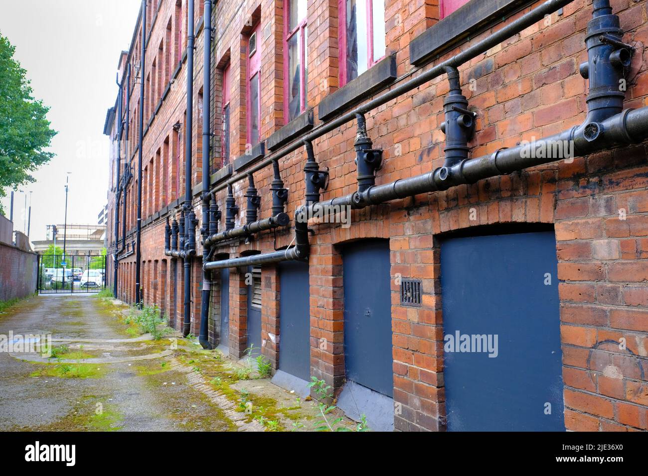 Sheffield, South Yorkshire, Großbritannien. Juni 11 2022. Ein kompliziertes Wasserentwässerungssystem schmückt die Seite eines alten Industriegebäudes. Stockfoto