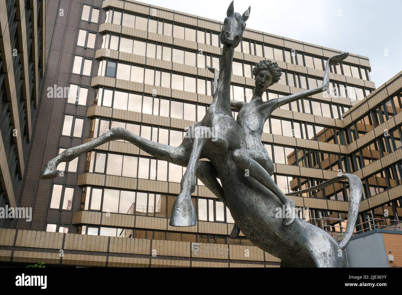 Sheffield, South Yorkshire, Großbritannien. Juni 11 2022. Horse and Rider, eine Skulptur im Fountain Precinct mit modernen Bürogebäuden im Hintergrund. Stockfoto