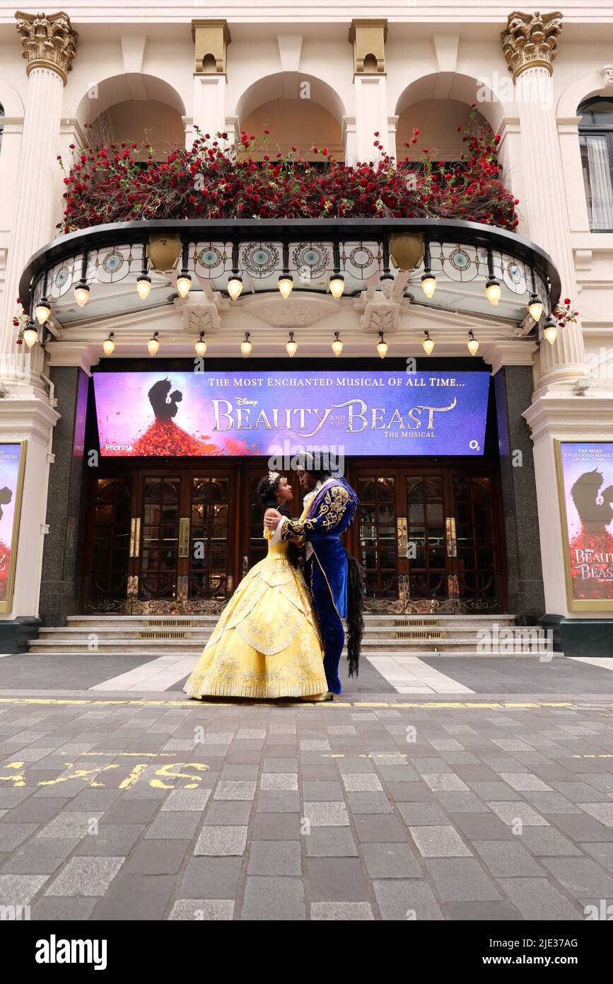 IN diesem Sommer KOMMT DAS VERZAUBERTESTE MUSICAL ALLER ZEITEN nach London London Palladium Limited Season angekündigt vom 24. Juni 2022 Courtney Stapleton und Shaq Taylor spielen die kultigen Rollen von Belle und ihrem Beast spektakuläre neue Designs und modernste Technologie verschmelzen mit der klassischen Geschichte und bringen die geliebte Geschichte zu neuem Leben legendäre Songs wie Belle, Seien Sie unser Gast und Schönheit und das Biest.die Aufführungen beginnen am Freitag, den 24. Juni 2022, für eine streng begrenzte Saison bis Samstag, den 17. September im Londoner Palladium. Stockfoto