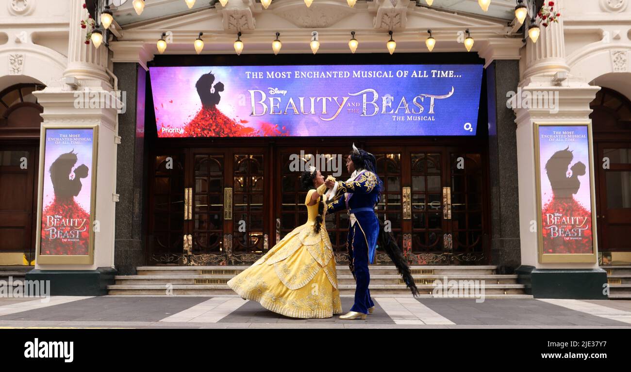 IN diesem Sommer KOMMT DAS VERZAUBERTESTE MUSICAL ALLER ZEITEN nach London London Palladium Limited Season angekündigt vom 24. Juni 2022 Courtney Stapleton und Shaq Taylor spielen die kultigen Rollen von Belle und ihrem Beast spektakuläre neue Designs und modernste Technologie verschmelzen mit der klassischen Geschichte und bringen die geliebte Geschichte zu neuem Leben legendäre Songs wie Belle, Seien Sie unser Gast und die Schönheit und das Biest ..die Aufführungen beginnen im London Palladium vom Freitag, 24. Juni 2022, für eine streng begrenzte Saison bis Samstag, 17. September. Stockfoto