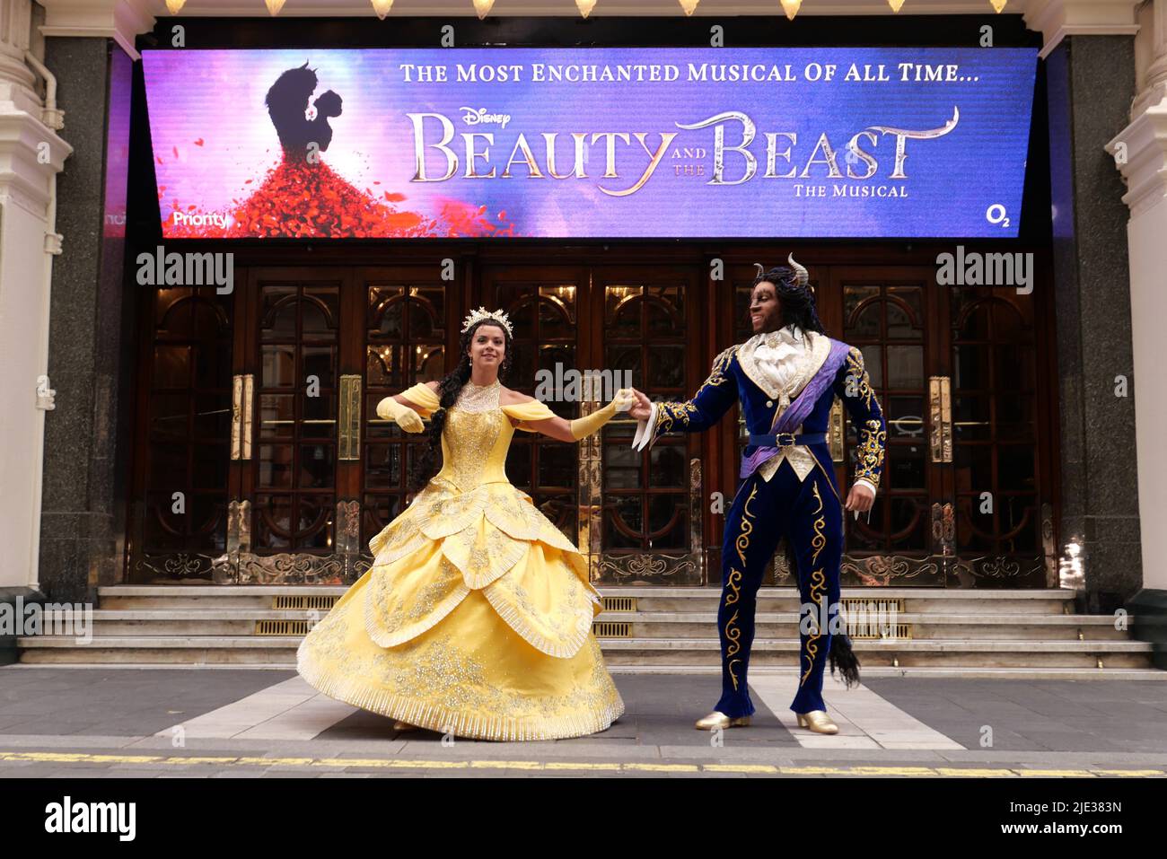 IN diesem Sommer KOMMT DAS VERZAUBERTESTE MUSICAL ALLER ZEITEN nach London London Palladium Limited Season angekündigt vom 24. Juni 2022 Courtney Stapleton und Shaq Taylor spielen die kultigen Rollen von Belle und ihrem Beast spektakuläre neue Designs und modernste Technologie verschmelzen mit der klassischen Geschichte und bringen die geliebte Geschichte zu neuem Leben legendäre Songs wie Belle, Seien Sie unser Gast und die Schönheit und das Biest ..die Aufführungen beginnen im London Palladium vom Freitag, 24. Juni 2022, für eine streng begrenzte Saison bis Samstag, 17. September. Stockfoto