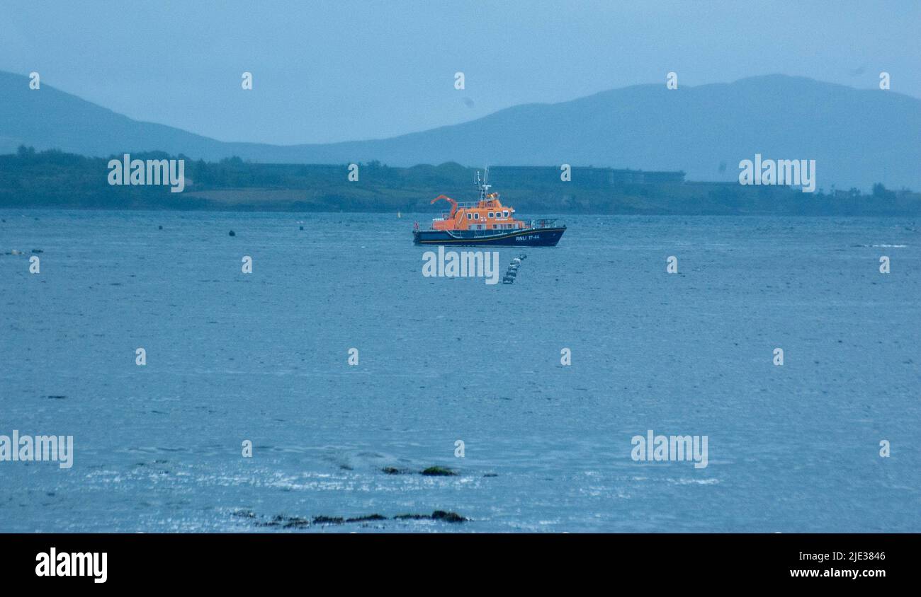 Bantry, West Cork, Irland, Freitag, 24. Juni, 2022; die irische Küstenwache hat mehrere Agenturen zu einem Zwischenfall in diesem Zusammenhang ins Leben gerufen. Das Kontrollzentrum in Valentia erhielt einen Anruf über einen vermissten Schwimmer und bat um das Bantry Community Lifeboat, die RNLI von Castletownbere, den Marineservice, der sich in der Gegend aufhielten, und den Shannon-basierten Rettungshubschrauber 115. Die Schwimmerin, eine Frau in den Siebzigern und vermutlich Einheimische, wurde tot aufgefunden. Credit ED/Alamy Live News Stockfoto
