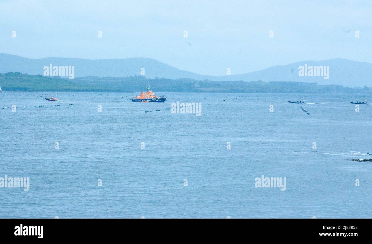 Bantry, West Cork, Irland, Freitag, 24. Juni, 2022; die irische Küstenwache hat mehrere Agenturen zu einem Zwischenfall in diesem Zusammenhang ins Leben gerufen. Das Kontrollzentrum in Valentia erhielt einen Anruf über einen vermissten Schwimmer und bat um das Bantry Community Lifeboat, die RNLI von Castletownbere, den Marineservice, der sich in der Gegend aufhielten, und den Shannon-basierten Rettungshubschrauber 115. Die Schwimmerin, eine Frau in den Siebzigern und vermutlich Einheimische, wurde tot aufgefunden. Credit ED/Alamy Live News Stockfoto