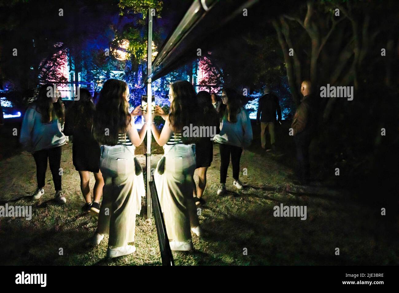 Porto, Portugal. 22.. Juni 2022. Mädchen fotografiert bei der Lichtausstellung im Park in Serralves. Die Ausstellung Serralves em Luz, eine beeindruckende Lichtausstellung, bietet den nächtlichen Genuss dieses herrlichen Raums, des Serralves Parks, durch eine überraschende Erfahrung, die im vergangenen Jahr in ihrer ersten Ausgabe von The Times als eine der 10 besten Ausstellungen in ganz Europa angesehen wurde. (Foto von Rita Franca/SOPA Images/Sipa USA) Quelle: SIPA USA/Alamy Live News Stockfoto