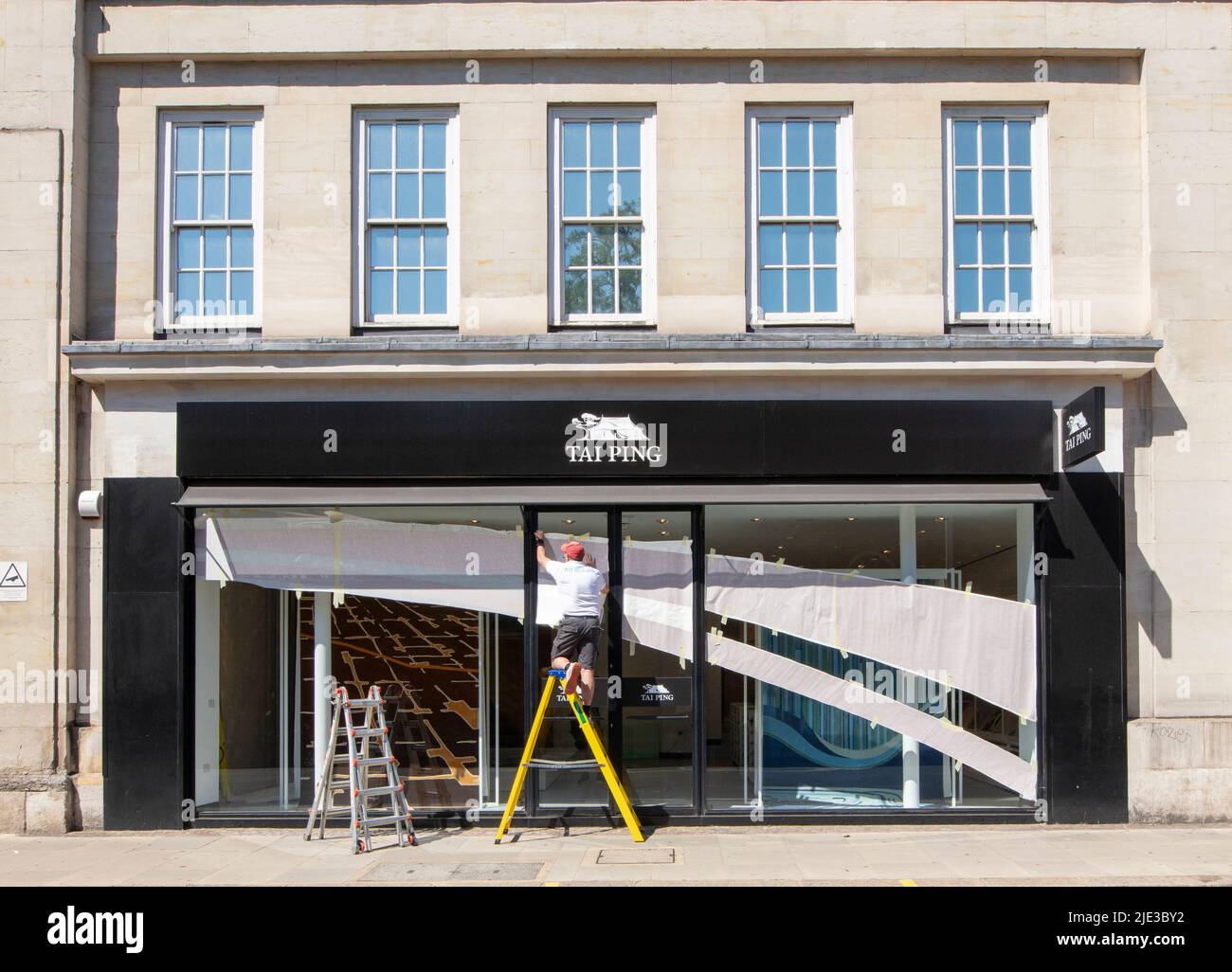 Arbeiter bei der Vorbereitung der Fassade des neuen Taiping-Geschäfts in Pelham St, South Kensington, London Stockfoto