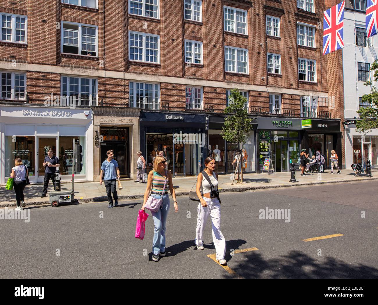 The King's Road, London, Großbritannien; eine modische Einkaufsstraße, die 2 Meilen (2,4 km) von Fulham bis zum Sloane Square führt; verbunden mit dem 1960s Swinging London. Stockfoto