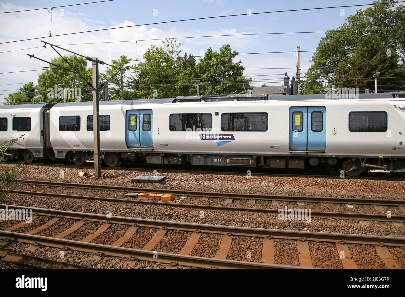 London, Großbritannien. 23.. Juni 2022. Ein Great Western-Zug fährt am Bahnhof Hornsey vorbei. Mehr als 50.000 Mitglieder der RMT (Rail, Maritime and Transport) streiken beim größten Streikausstand seit 30 Jahren in Folge über unbefriedigende Löhne, staatliche Kürzungen und Arbeitsbedingungen. (Bild: © Dinendra Haria/SOPA Images via ZUMA Press Wire) Stockfoto