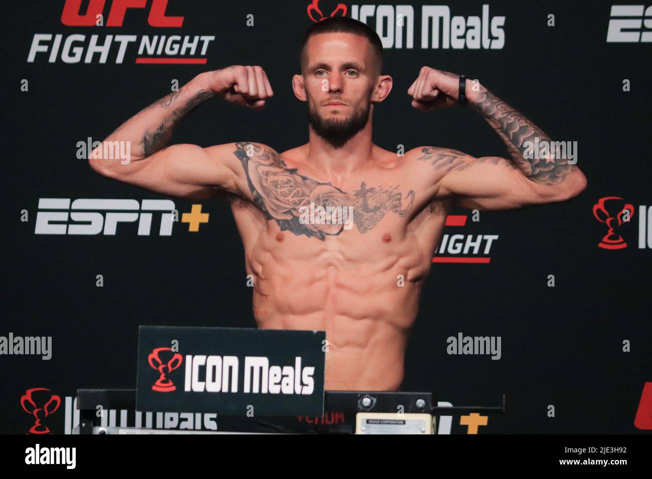 Las Vegas, USA. 24.. Juni 2022. LAS VEGAS, NV - 24. JUNI: Nate Maness posiert auf der Skala während der UFC Vegas 57: Wiegen-in bei UFC Apex am 24. Juni 2022 in Las Vegas, Nevada, USA. (Foto von Diego Ribas/PxImages) Credit: Px Images/Alamy Live News Stockfoto