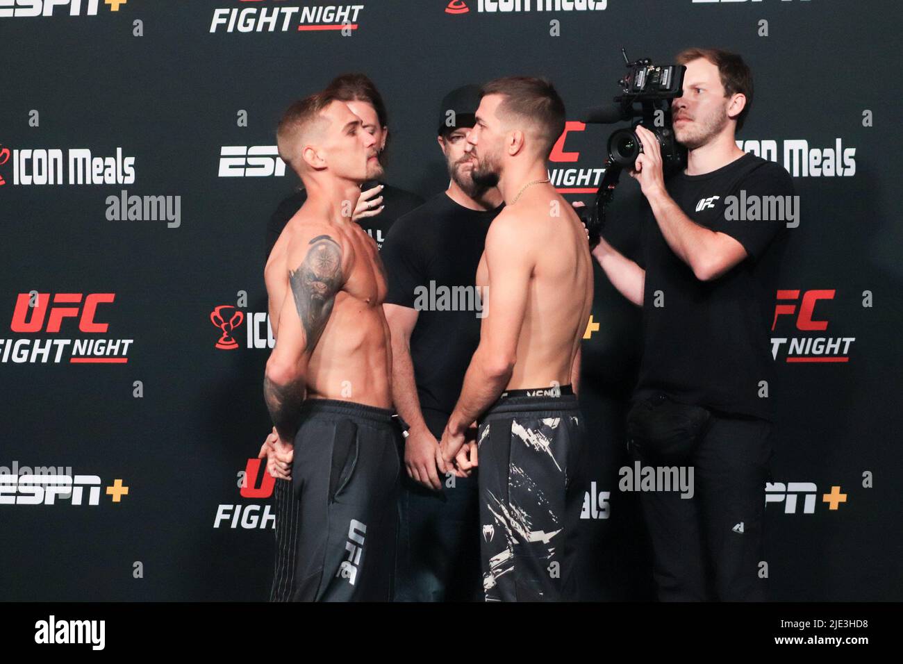 Las Vegas, USA. 24.. Juni 2022. Las Vegas, NV – 24. Juni: (L-R) JP kauft, Cody Durden steht während der UFC Vegas 57 vor: Wiegen Sie sich am 24. Juni 2022 bei der UFC Apex in Las Vegas, Nevada, USA. (Foto von Diego Ribas/PxImages) Credit: Px Images/Alamy Live News Stockfoto