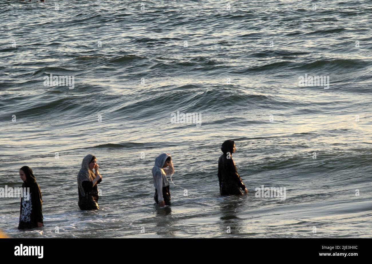 Gaza, Gaza. 24.. Juni 2022. Palästinenser genießen am Freitag, den 24. Juni 2022, den Strand in Gaza-Stadt. Foto von Ismael Mohamad/UPI Credit: UPI/Alamy Live News Stockfoto