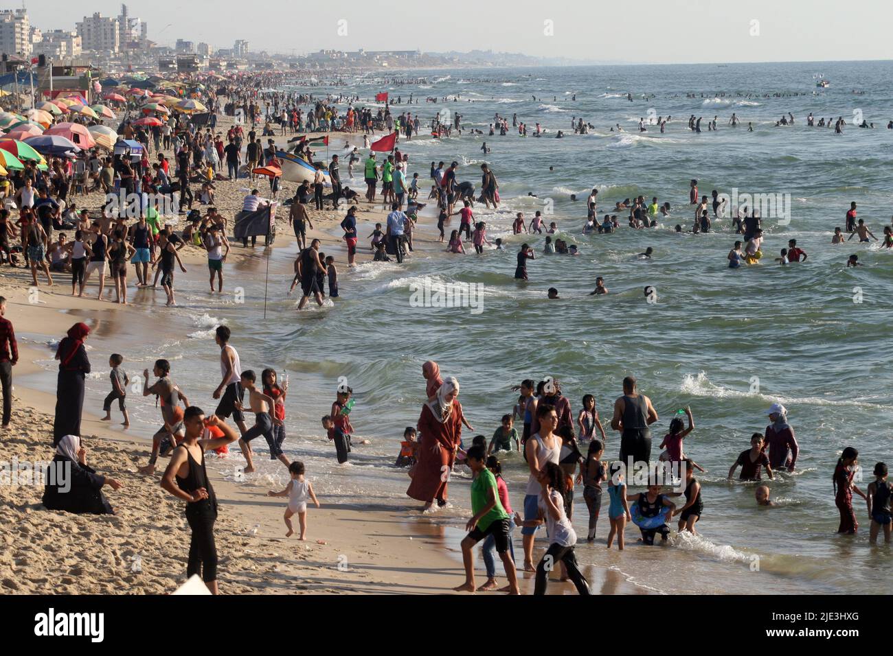 Gaza, Gaza. 24.. Juni 2022. Palästinenser genießen am Freitag, den 24. Juni 2022, den Strand in Gaza-Stadt. Foto von Ismael Mohamad/UPI Credit: UPI/Alamy Live News Stockfoto