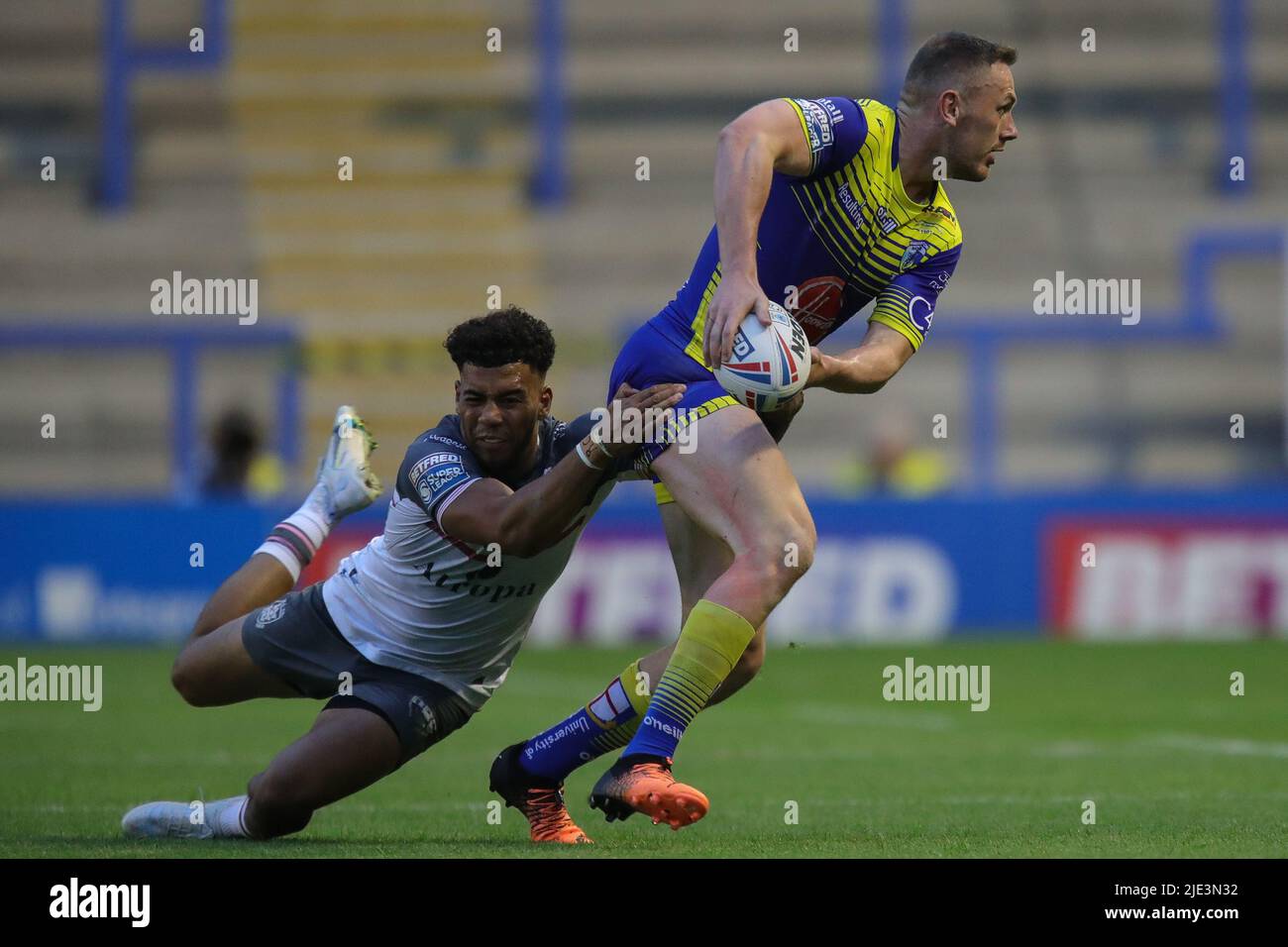 Warrington, Großbritannien. 24.. Juni 2022. Ben Currie #11 von Warrington Wolves wird am 6/24/2022 von Darnell McIntosh #5 von Hull FC in Warrington, Großbritannien, angegangen. (Foto von James Heaton/News Images/Sipa USA) Quelle: SIPA USA/Alamy Live News Stockfoto