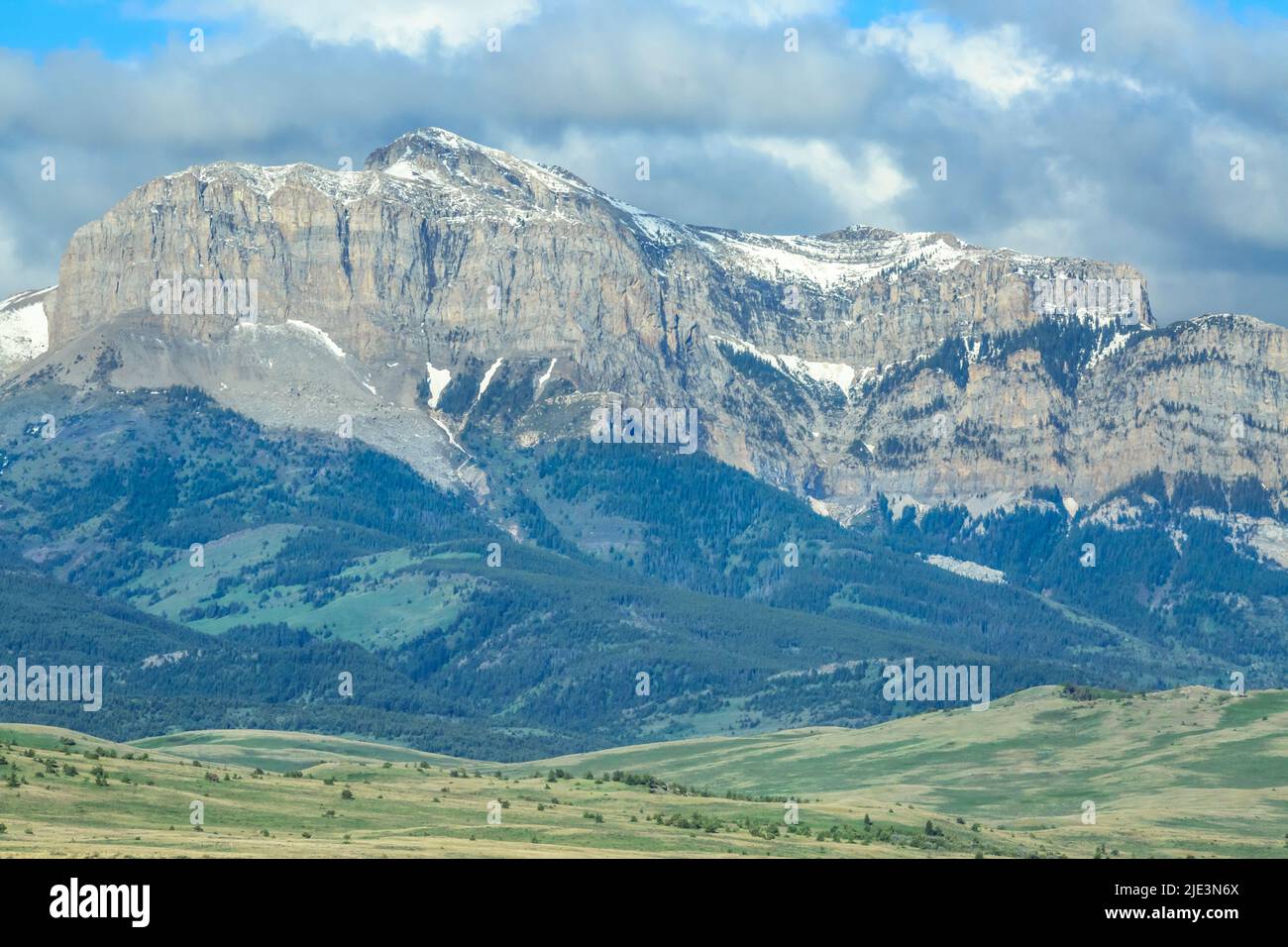Alter Mann der Hügel entlang der felsigen Bergfront in der Nähe von Dupuyer, montana Stockfoto