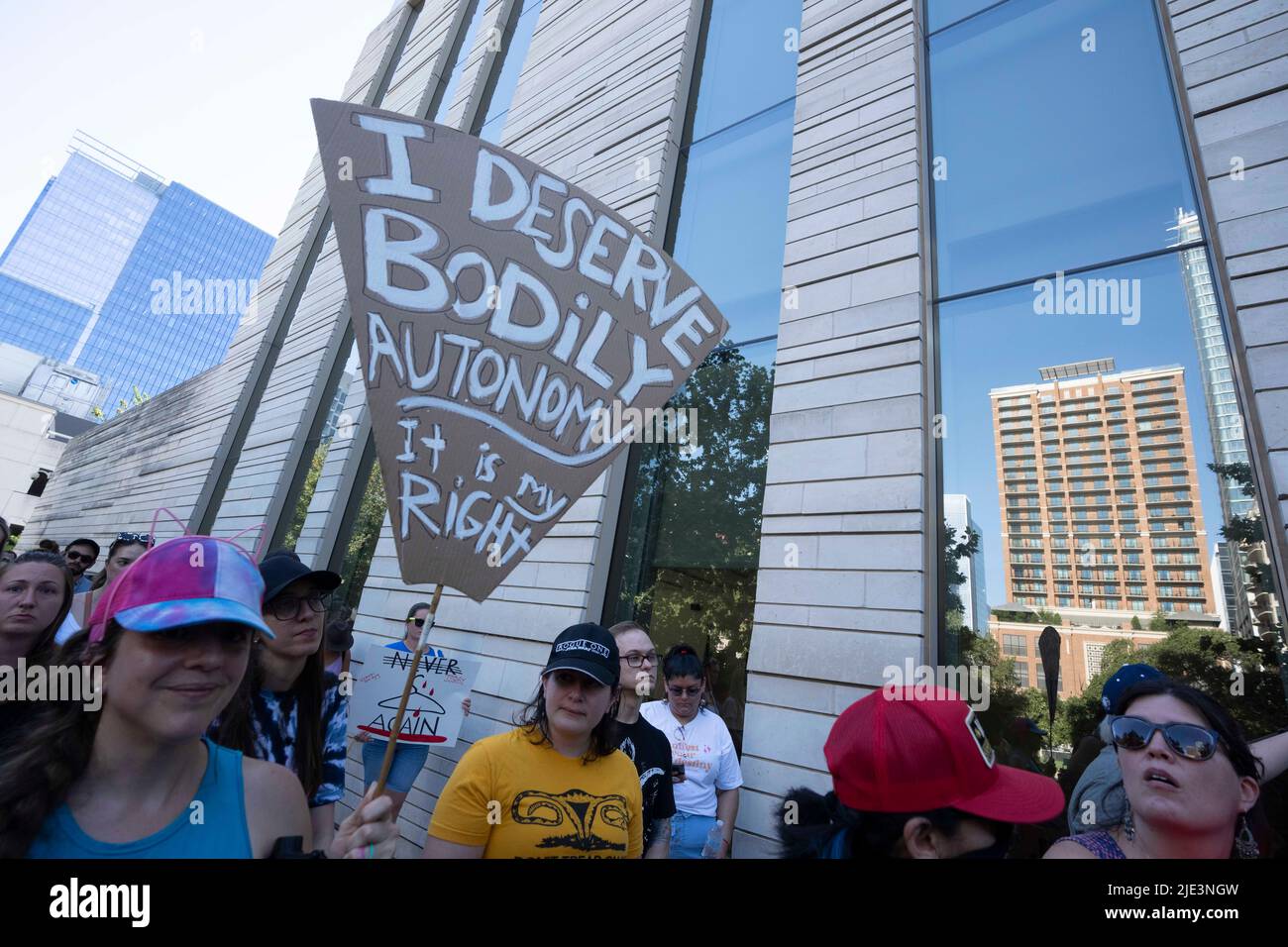 Austin Texas USA, 24 2022. Juni: Hunderte von Abtreibungsrechtbefürwortern versammeln sich vor dem US-Bundesgericht und marschieren später zum Texas Capitol, um gegen die Entscheidung des Obersten Gerichtshofs der USA zu protestieren, die den 50 Jahre alten Verfassungsschutz für Abtreibungsrechte ausschließt. Kredit: Bob Daemmrich/Alamy Live Nachrichten Stockfoto