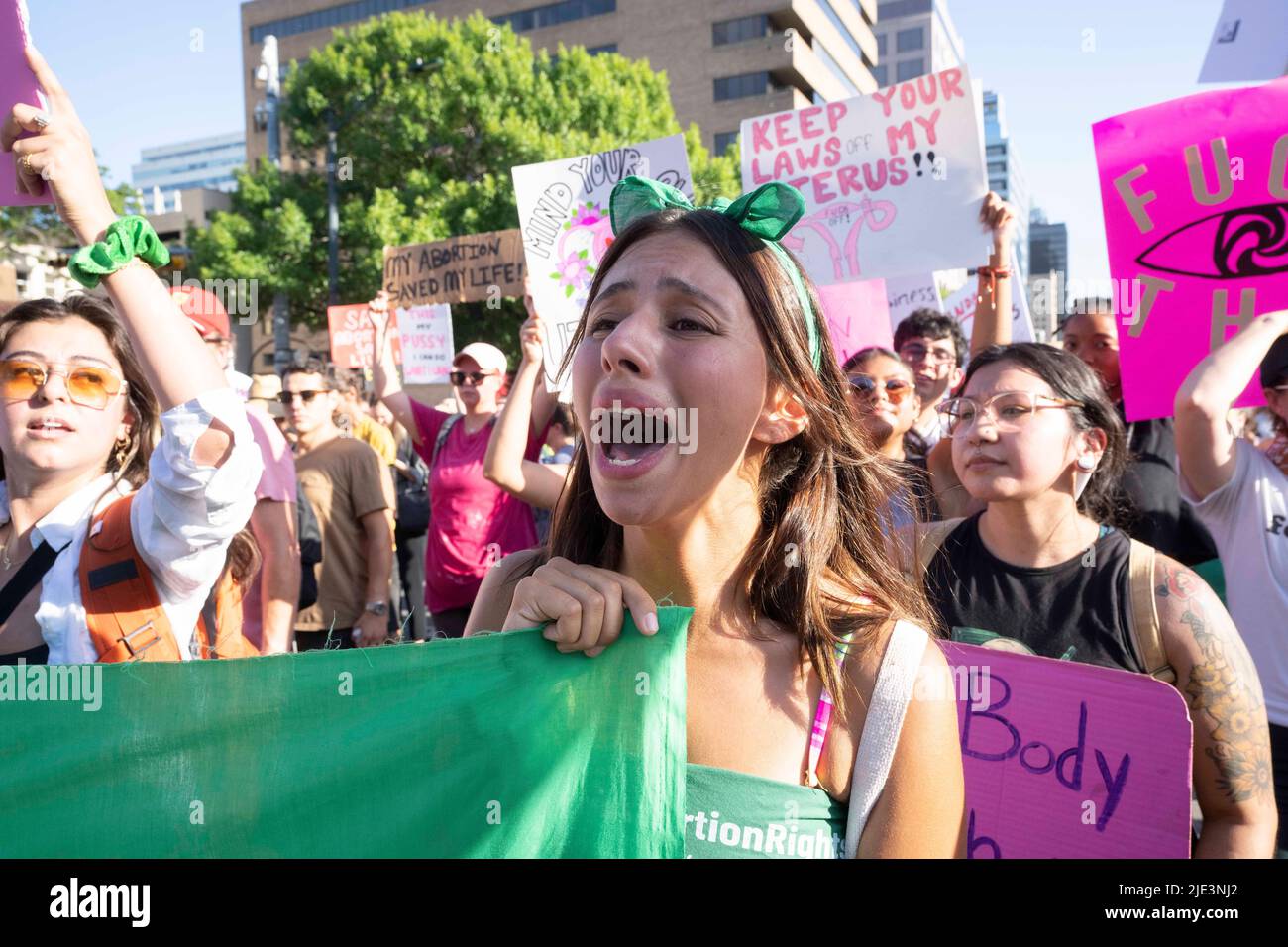 Austin Texas USA, 24 2022. Juni: Hunderte von Abtreibungsrechtbefürwortern versammeln sich vor dem US-Bundesgericht und marschieren später zum Texas Capitol, um gegen die Entscheidung des Obersten Gerichtshofs der USA zu protestieren, die den 50 Jahre alten Verfassungsschutz für Abtreibungsrechte ausschließt. Kredit: Bob Daemmrich/Alamy Live Nachrichten Stockfoto