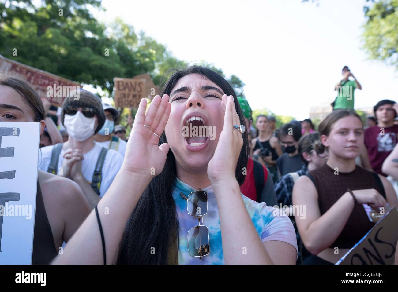 Austin Texas USA, 24 2022. Juni: ZOE WEBB aus Austin schreit, während Hunderte von Pro-Choice-Anhängern vor dem US-Bundesgericht und später vor dem Texas Capitol zusammenkommen, um gegen die Entscheidung des Obersten Gerichtshofs der USA zu protestieren, die den 50 Jahre alten verfassungsmäßigen Schutz der Abtreibungsrechte ausschließt. Das Verbot wurde erwartet, als im vergangenen Monat ein Entwurf der Fassung vom Gerichtshof durchgesickert wurde. Kredit: Bob Daemmrich/Alamy Live Nachrichten Stockfoto