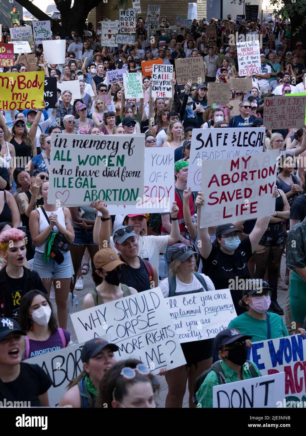 Austin Texas USA, 24 2022. Juni: Hunderte von Abtreibungsrechtbefürwortern versammeln sich vor dem US-Bundesgericht und marschieren später zum Texas Capitol, um gegen die Entscheidung des Obersten Gerichtshofs der USA zu protestieren, die den 50 Jahre alten Verfassungsschutz für Abtreibungsrechte ausschließt. Kredit: Bob Daemmrich/Alamy Live Nachrichten Stockfoto