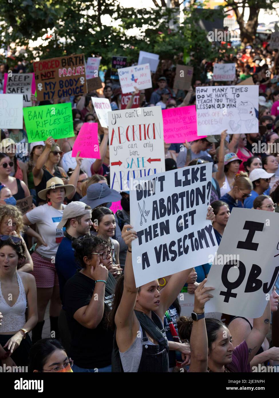 Austin Texas USA, 24 2022. Juni: Hunderte von Abtreibungsrechtbefürwortern versammeln sich vor dem US-Bundesgericht und marschieren später zum Texas Capitol, um gegen die Entscheidung des Obersten Gerichtshofs der USA zu protestieren, die den 50 Jahre alten Verfassungsschutz für Abtreibungsrechte ausschließt. Kredit: Bob Daemmrich/Alamy Live Nachrichten Stockfoto