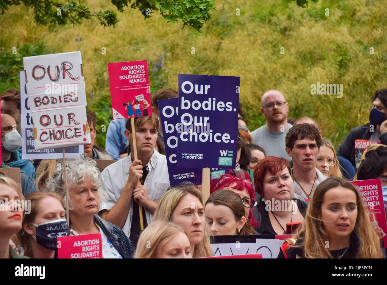 London, Großbritannien. 24.. Juni 2022. Eine Frau hält während der Demonstration ein Plakat mit der Aufschrift „Unser Körper, unsere Wahl“. Demonstranten versammelten sich vor der US-Botschaft in London, als der Oberste Gerichtshof Roe gegen Wade umkippt und den Weg für das Abtreibungsverbot in einem Großteil der USA ebnet. Kredit: SOPA Images Limited/Alamy Live Nachrichten Stockfoto