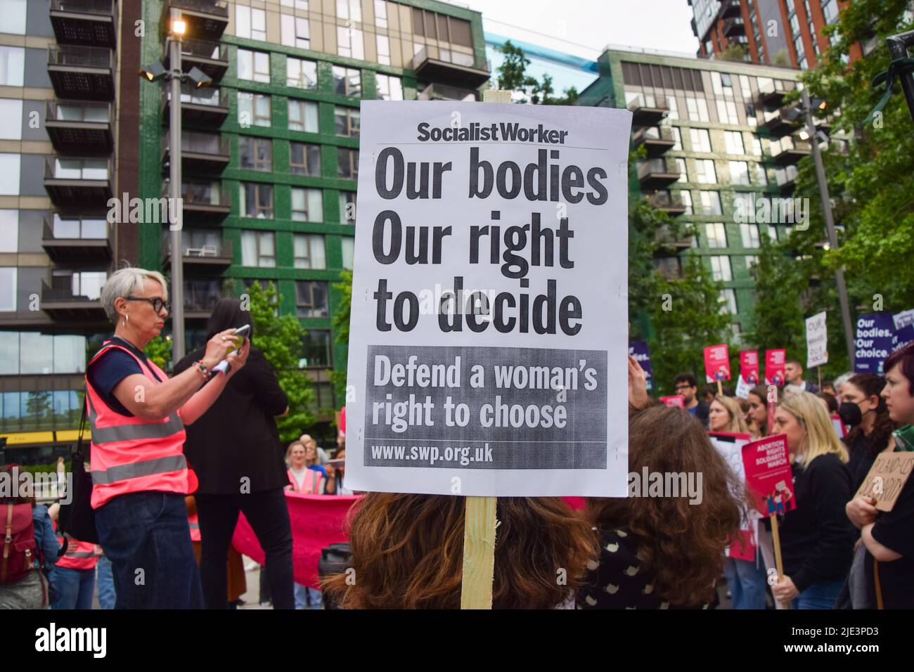 London, Großbritannien. 24.. Juni 2022. Während der Demonstration ist ein Plakat zu sehen, auf dem steht: „Unser Körper, unser Recht zu entscheiden“. Demonstranten versammelten sich vor der US-Botschaft in London, als der Oberste Gerichtshof Roe gegen Wade umkippt und den Weg für das Abtreibungsverbot in einem Großteil der USA ebnet. Kredit: SOPA Images Limited/Alamy Live Nachrichten Stockfoto