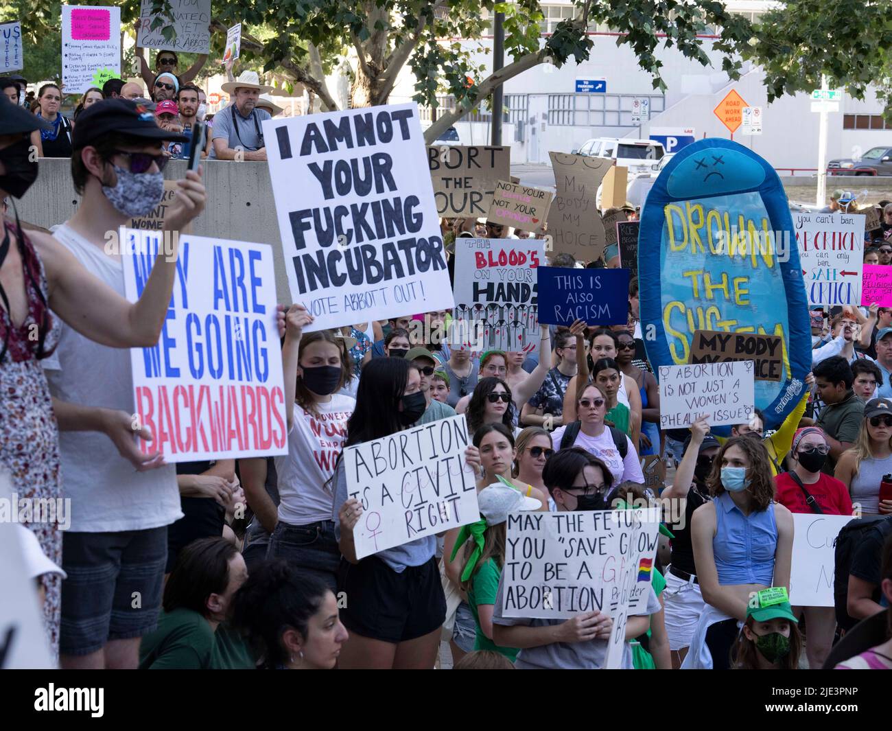 Austin, TX, USA. 24.. Juni 2022. Tausend Texaner versammelten sich vor dem Federal Courthouse und marschierten später zum Texas Capitol in Austin, um gegen die Entscheidung des Obersten Gerichtshofs der USA zu protestieren, die den 50 Jahre alten verfassungsmäßigen Schutz der Abtreibungsrechte ausschließt. Das Verbot wurde erwartet, als im vergangenen Monat ein Entwurf der Fassung vom Gerichtshof durchgesickert wurde. (Bild: © Bob Daemmrich/ZUMA Press Wire) Stockfoto