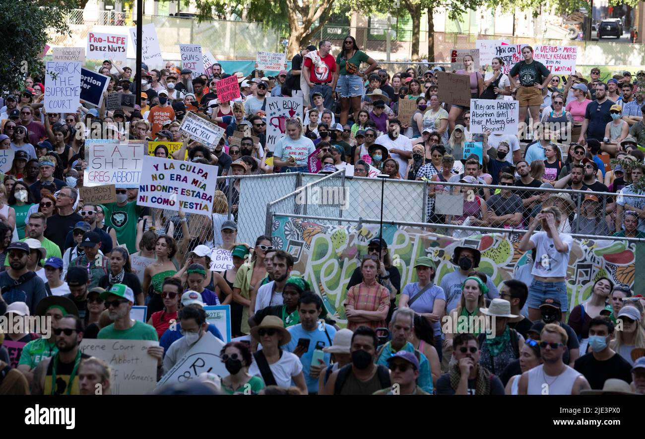 Austin, TX, USA. 24.. Juni 2022. Tausend Texaner versammelten sich vor dem Federal Courthouse und marschierten später zum Texas Capitol in Austin, um gegen die Entscheidung des Obersten Gerichtshofs der USA zu protestieren, die den 50 Jahre alten verfassungsmäßigen Schutz der Abtreibungsrechte ausschließt. Das Verbot wurde erwartet, als im vergangenen Monat ein Entwurf der Fassung vom Gerichtshof durchgesickert wurde. (Bild: © Bob Daemmrich/ZUMA Press Wire) Stockfoto