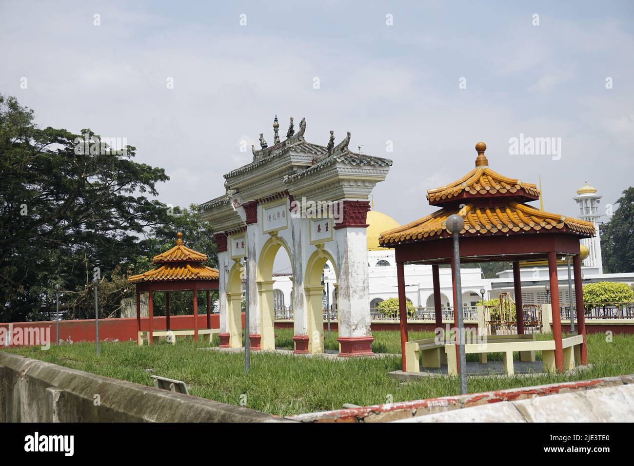Chinesischer Torbogen und Moschee, Kuala Pilah, Malaysia Stockfoto