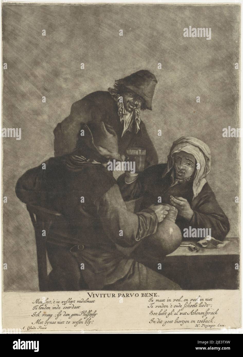 Drei Trinker an einem Tisch einer hebt ein Glas, ein anderer, von hinten gesehen, hält einen Bierkrug in der Hand auf dem Tisch sind eine Pfeife und Tabak, drei Trinker Vivitur Parvo Bene, Druckerei: Anonym, nach: Adriaen van Ostade, (erwähnt auf Objekt), Cornelis Visscher (II), Amsterdam, 1683 - 1684, Papier, H 260 mm × B 190 mm Stockfoto