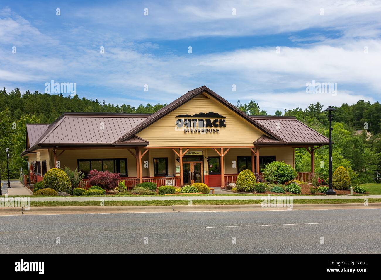 BLOWING ROCK, NC, USA-20 JUNE 2022: Outback Steakhouse auf US 321 in Blowing Rock. Stockfoto
