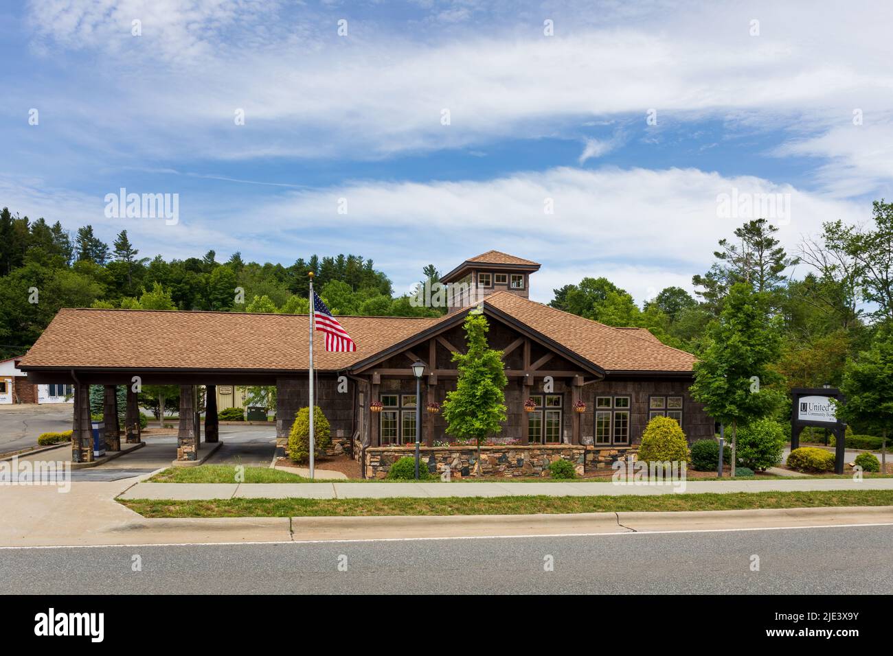 BLOWING ROCK, NC, USA-20 JUNE 2022: United Community Bank, Building and Drive-Thru, ON US 321. Stockfoto