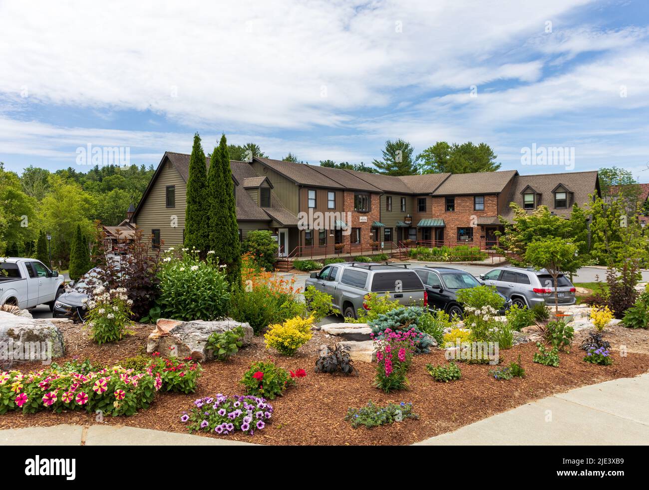 BLOWING ROCK, NC, USA-20 JUNE 2022: Cluster of businesses on US 321, with Flowers in Foreground. Stockfoto