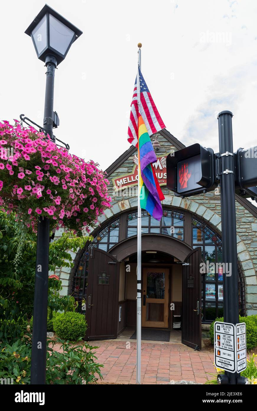 BLOWING ROCK, NC, USA-20 JUNE 2022: Eingang zum Mellow Mushroom, zeigt Eingang, Fahnenmast mit Gay-Pride-Flagge und US-Flagge. Stockfoto